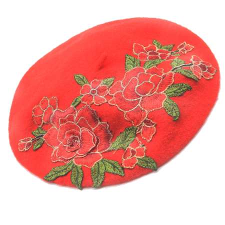 Rotes Barett mit  Blumen